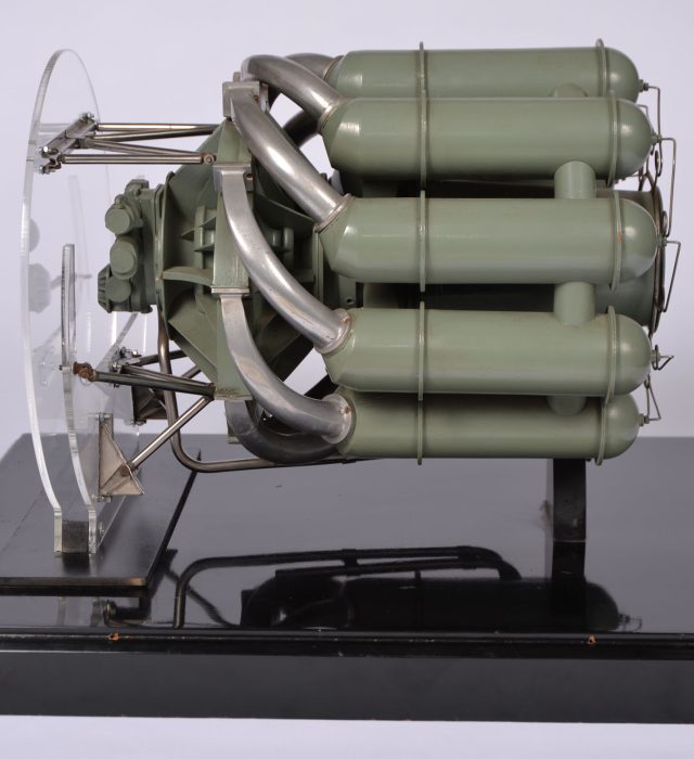 MH Museum Case1 Whittle Jet Engine Side View Aspect Ratio 640 700